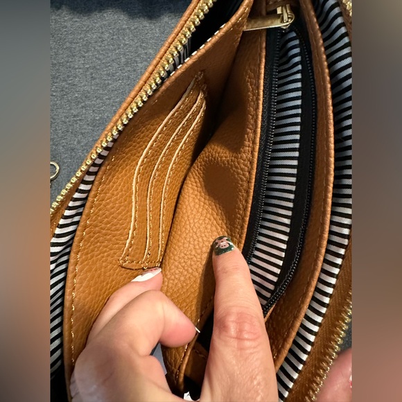 Bnwt crossbody with multiple zipper pockets - Picture 3 of 8